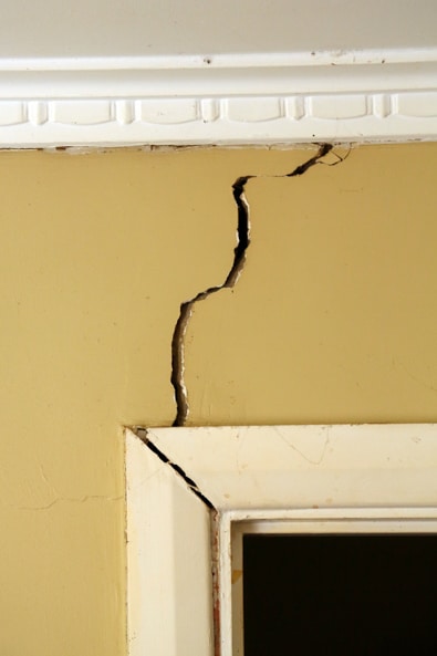 image of cracked wall indicating foundation problems
